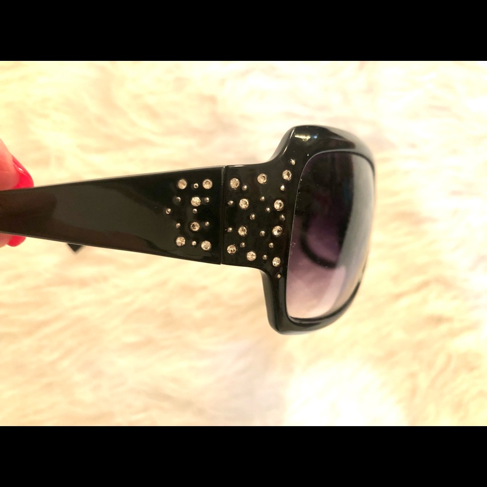 COPY - Beautiful black diamond rhinestone studded accent sunglasses really pret…